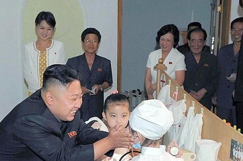 Kim Jong-un accompagné d'une mystérieuse femme