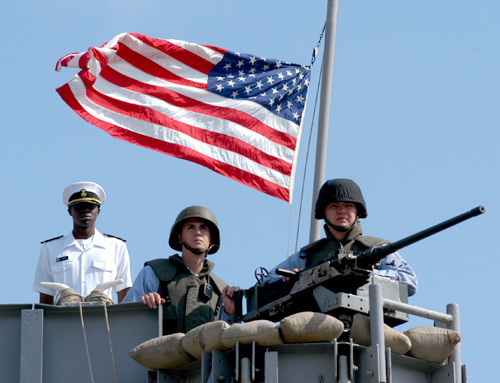 L'US Navy tire sur un petit bateau