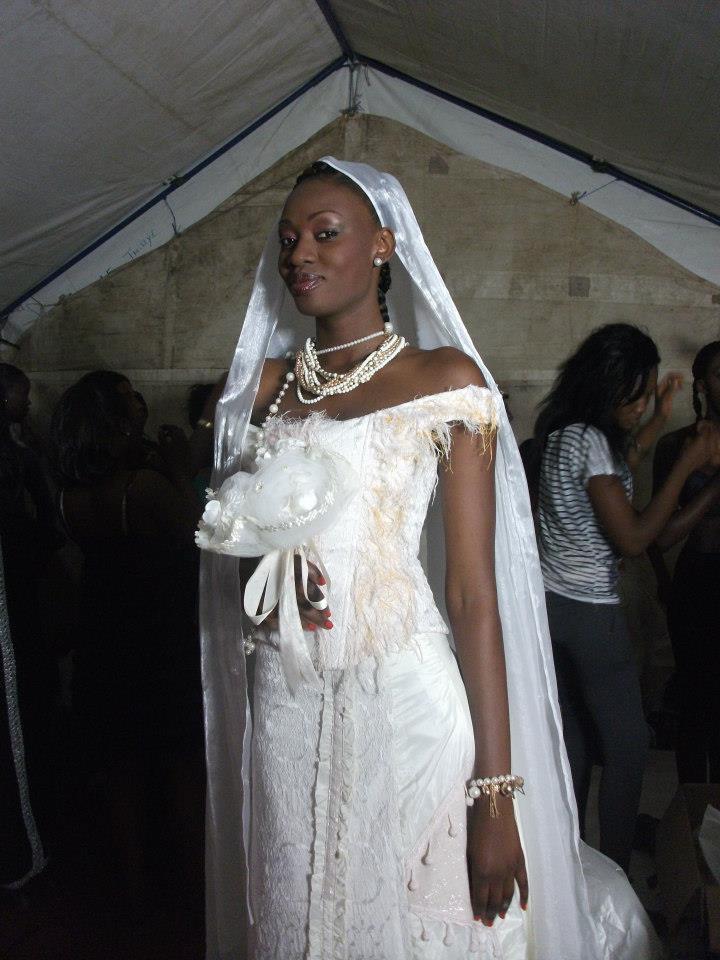 Le mannequin Fatoufine en robe de mariée
