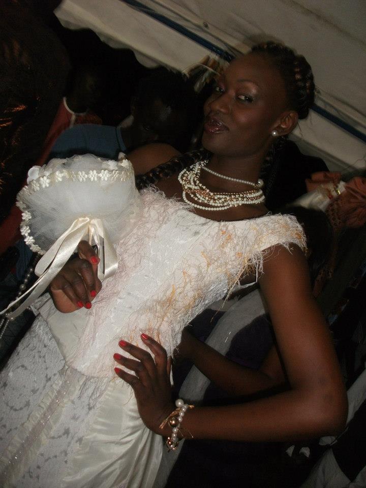 Le mannequin Fatoufine en robe de mariée