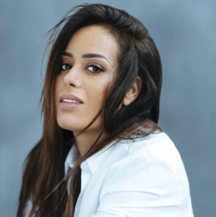 Amel Bent en deuil : elle annonce le décès d'un membre de sa famille