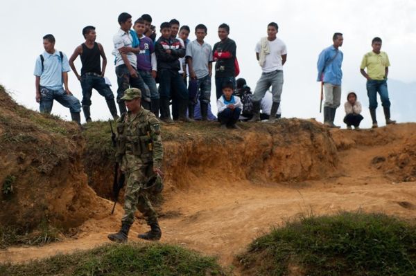 En Colombie, une tribu d'Indiens combat les FARC et l'armée