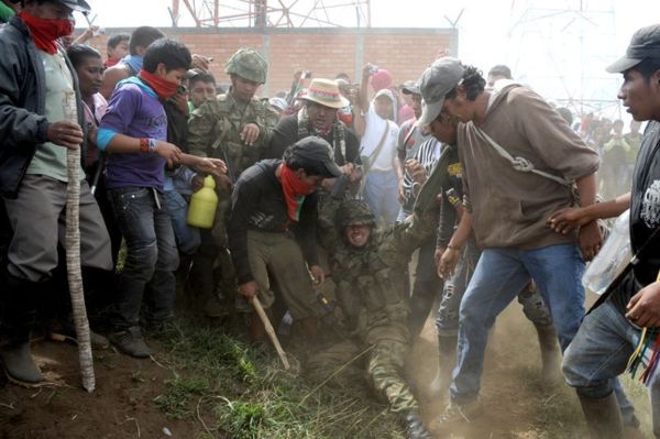 En Colombie, une tribu d'Indiens combat les FARC et l'armée