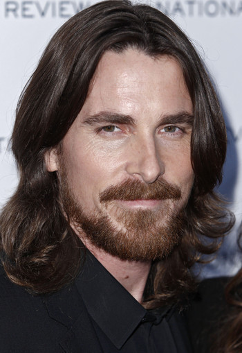 Christian Bale se rend sur les lieux du drame d'Aurora