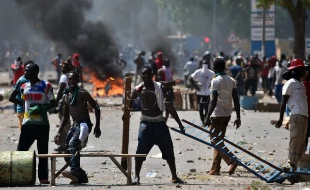 Couvre-feu à Thiaroye: Des jeunes agressent sauvagement des policiers