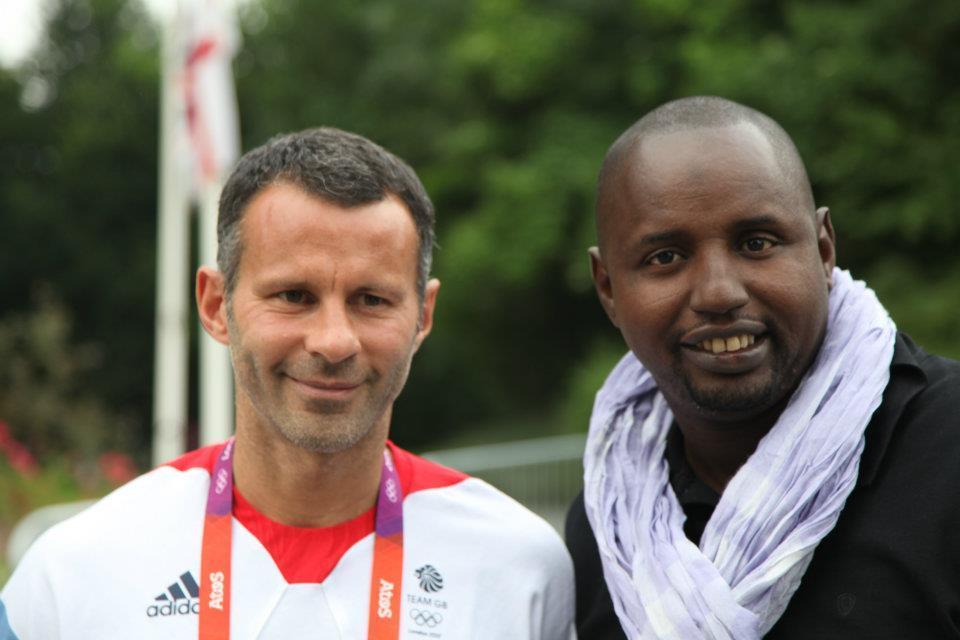 Le journaliste sénégalais Aliou Goloko avec la légende Ryan Giggs