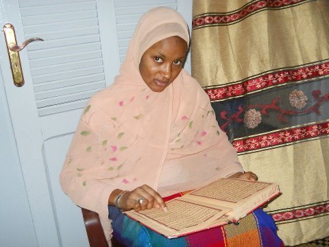 La top modèle Khadija Diallo est une pieuse et récite fréquemment le Coran!