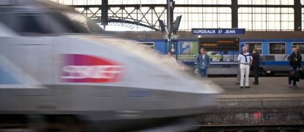 Elle tente de se jeter sous un TGV... qui la sauve !