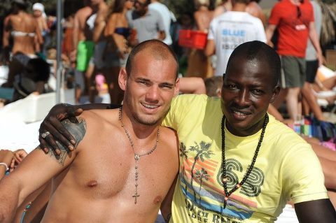 Le jet setteur sénégalais Samba Keinde avec le footballeur Sneijder Le jet setteur sénégalais Samba Keinde avec le footballeur Sneijder