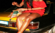 Après une rude journée de travail, le taximan viole la prostituée