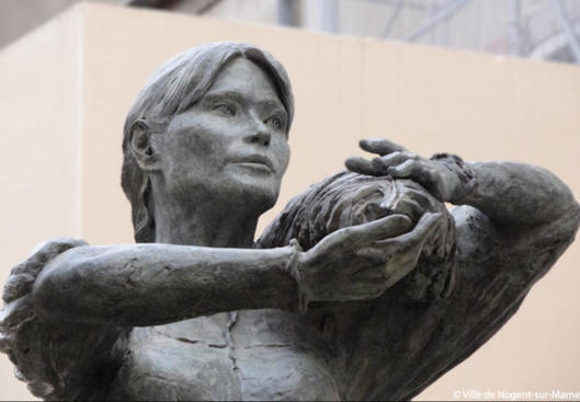 Carla Bruni en statue… de bronze Carla Bruni en statue… de bronze