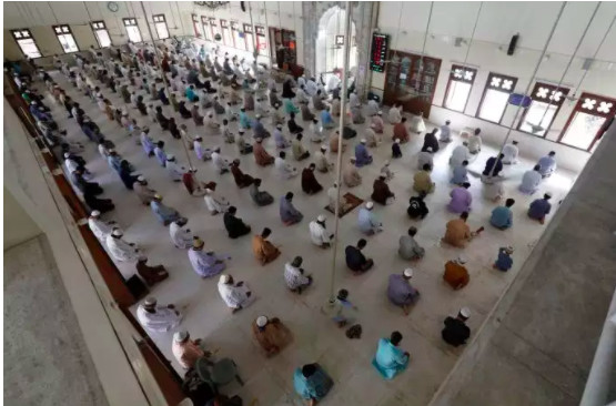 Contre l’avis des médecins, mosquées ouvertes au Pakistan pendant le ramadan
