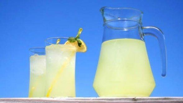 A 9 ans, il  vend de la limonade pour aider sa ville
