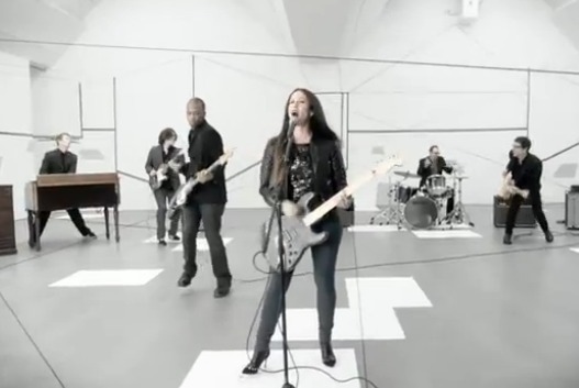 Clip: Alanis Morissette de retour avec "Guardian"