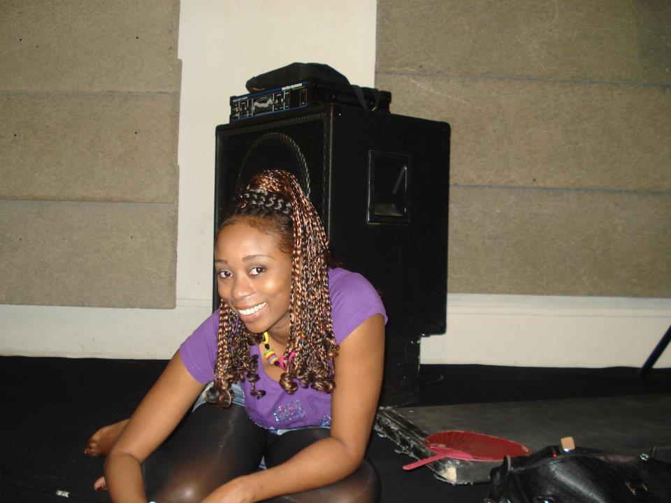La chanteuse Adiouza très relax au studio