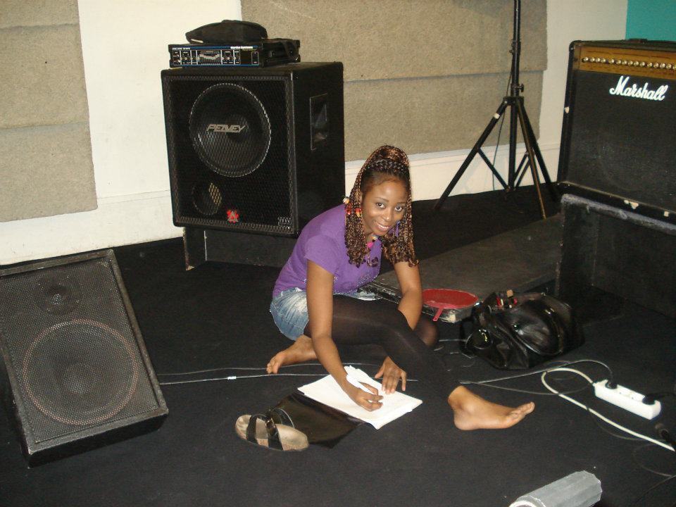 La chanteuse Adiouza très relax au studio