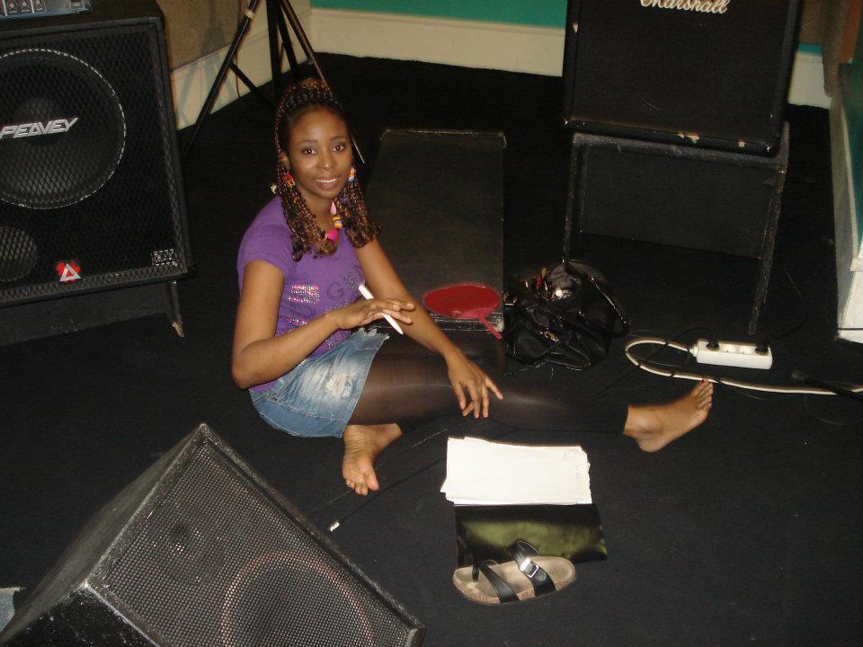 La chanteuse Adiouza très relax au studio