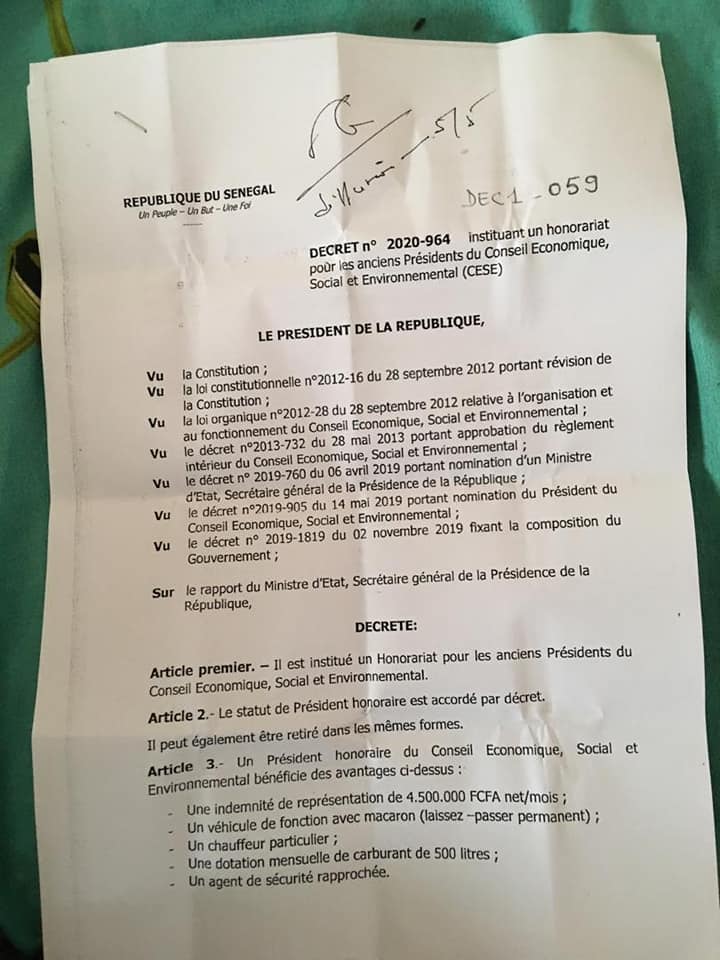 La Cellule de Communication de la Présidence de la République informe qu'un faux décret numéroté 2020-964 circule actuellement dans les réseaux sociaux.