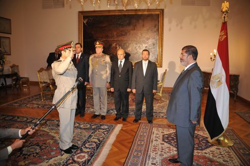 Mohammed Morsi reprend la main face à l'armée