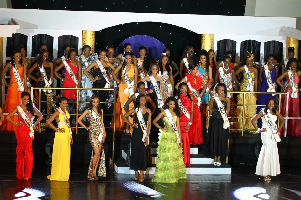 Toutes les candidates de MUA 2012 sur scène