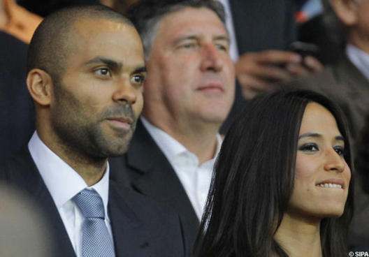 Tony Parker et Axelle, très amoureux au Parc des Princes