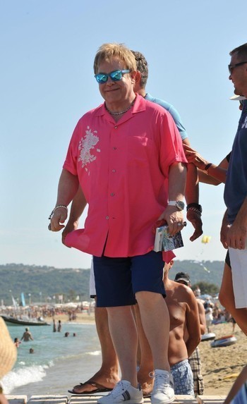 Elton John montre ses fesses à St Tropez