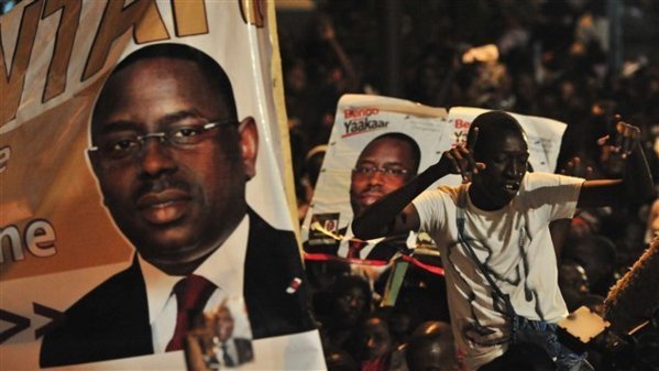 Les Jeunes Fatickois Inondent De Brassards Rouges La Maison De Macky Sall, Et Lui Réclament Du Travail