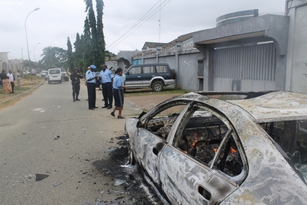 PHOTOS - Le siège du parti de Gbagbo attaqué à Abidjan, deux blessés (AFP)