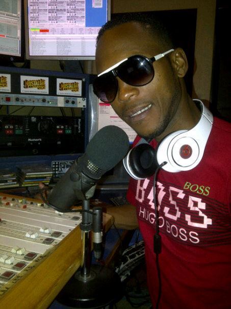 Dj Roger Sodade dans le studio de la radio Nostalgie 