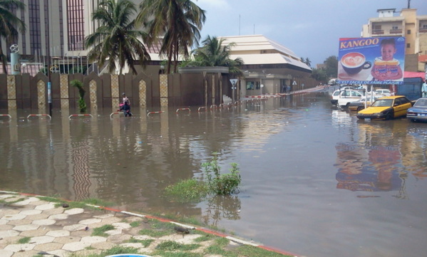 Dakar toujours sous les eaux  ( Photos)