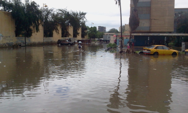 Dakar toujours sous les eaux  ( Photos)