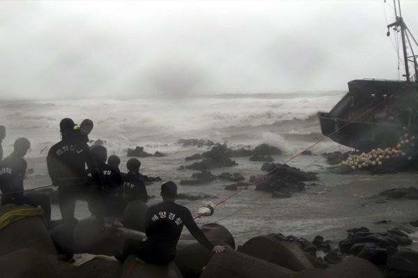 Corée: les sauveteurs opèrent en plein milieu du typhon
