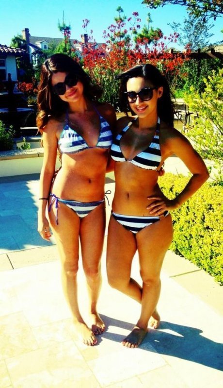 Selena Gomez élue miss Bikini 2012 devant Rihanna et Miley Cyrus