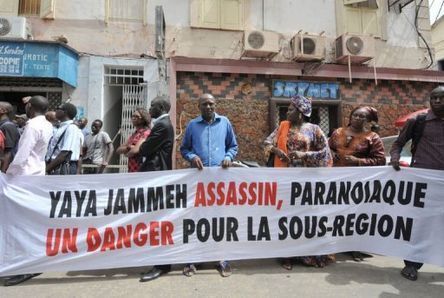 [Vidéo] Manifestation devant l'ambassade de Gambie à Dakar