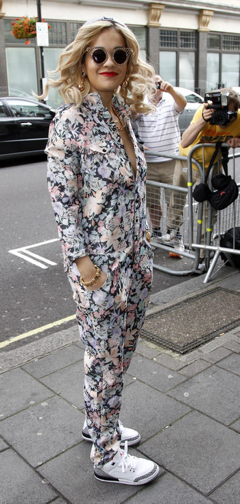 Photo : Rita Ora devrait oublier la combinaison à fleurs