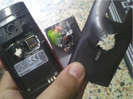 Un Nokia X2 Arrête une balle et sauve une vie en Syrie
