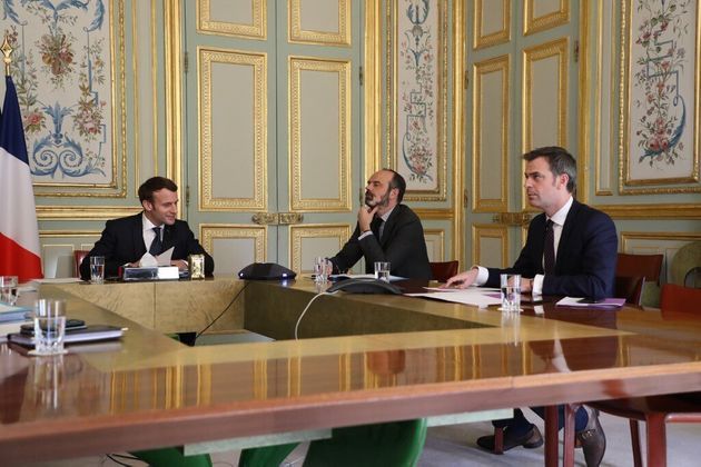 Coronavirus: Macron veut sa commission, Larcher "stupéfait"
