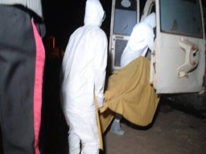 Inhumation d'une dame déclarée morte du Covid-19 à Touba: des membres de sa famille arrachent le corps des mains des sapeurs-pompiers