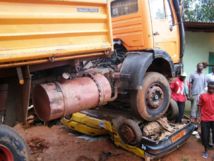Une tragédie évitée de justesse à Grand-Dakar : faute de freins, un camion "gros porteur" fini sa course sur un taxi