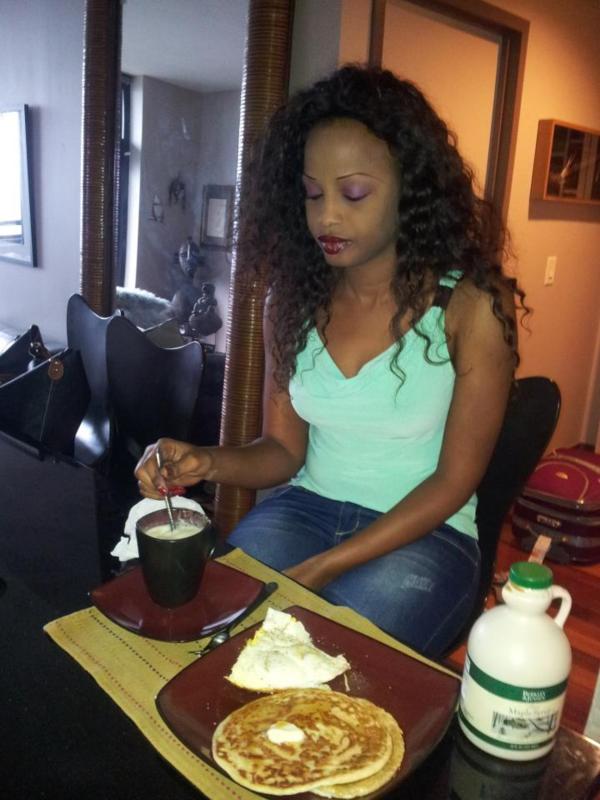 La danseuse Mbathio prend son petit déj dans un resto de New York