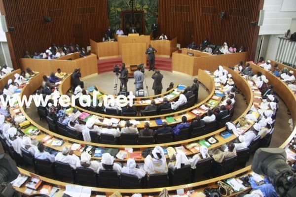 Assemblée Nationale : ouverture de la session extraordinaire sur la suppression du Sénat