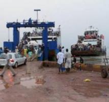 Pour traverser la Gambie, voyageurs et camions de transport souffrent le martyre