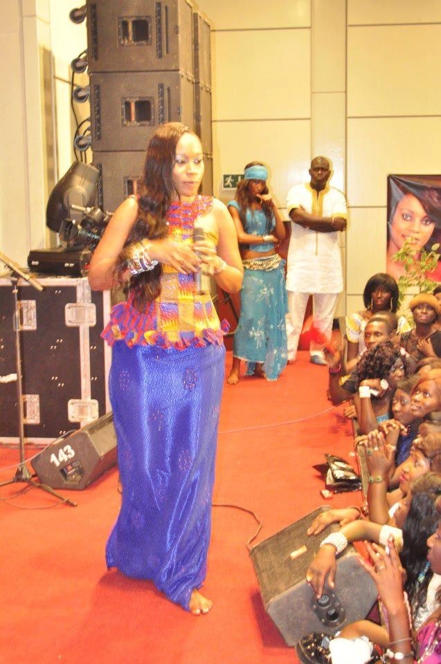 Aida Samb en mode live avec des pieds nus!