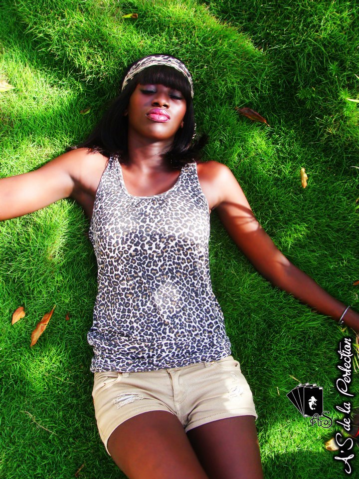 Le mannequin Capri Faye pose en pleine nature