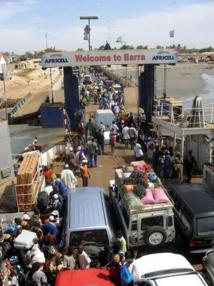 Calvaire insoutenable pour la traversée gambienne : Voyageurs et camions de transport souffrent le martyr