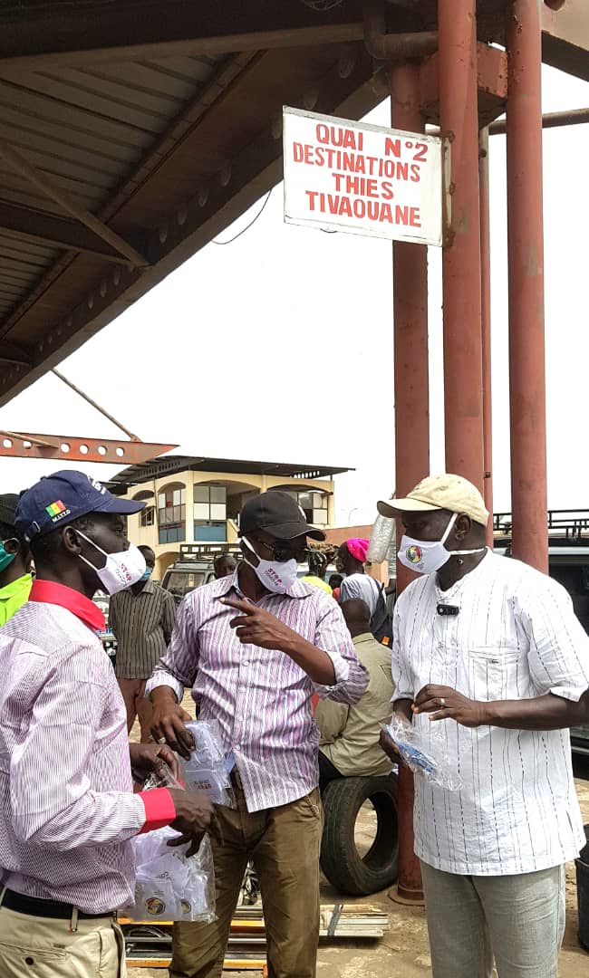 Don de masques de protection contre la Covid-19: Le Cercle des Photographes Professionnels au chevet des chauffeurs, marchands et clients de la gare des Baux Maraîchers