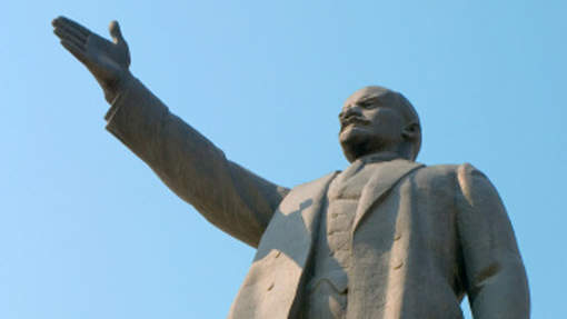 Des retraités russes s'offrent une statue de Lénine