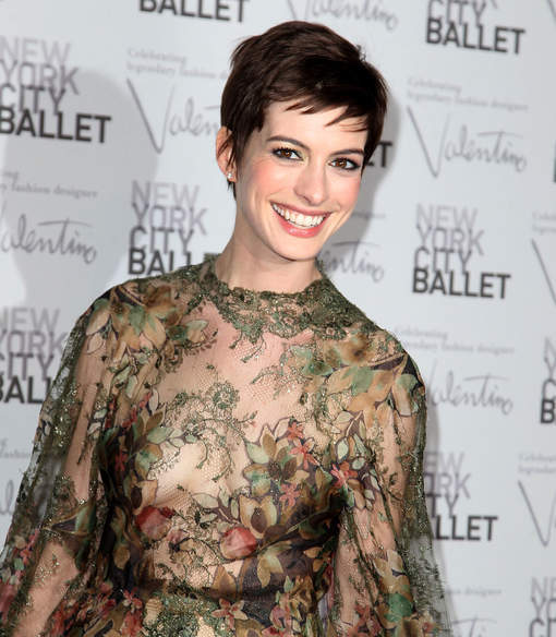 Anne Hathaway ose la robe subtilement transparente