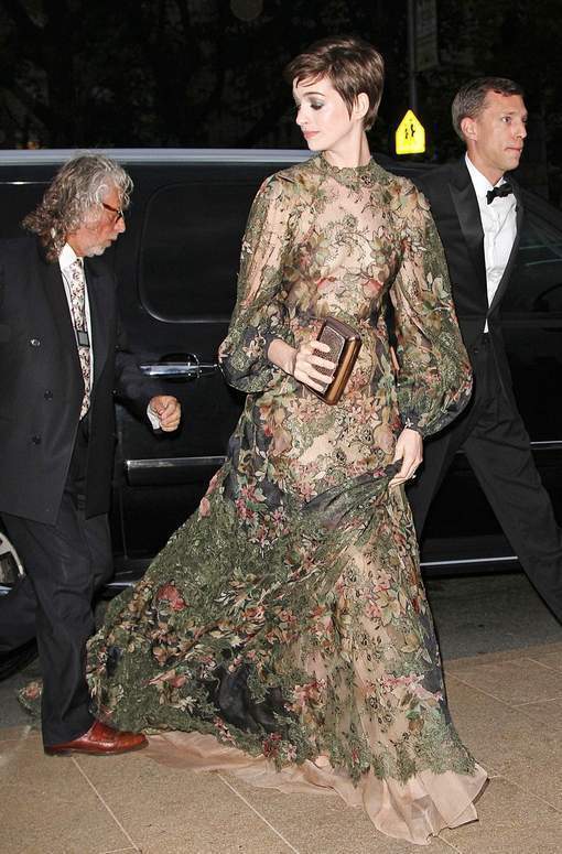 Anne Hathaway ose la robe subtilement transparente