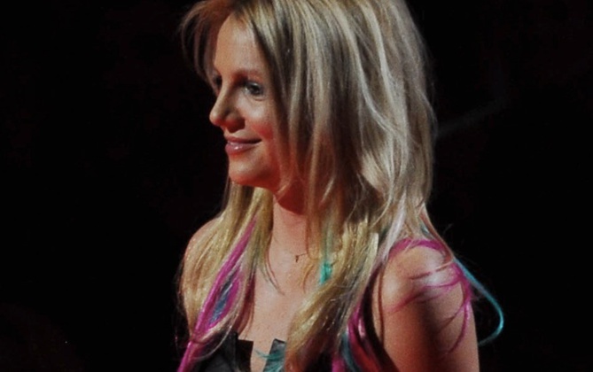 PHOTOS Britney Spears avec des mèches roses et bleues